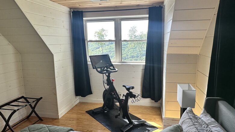 Hatley Pointe Ski Retreat with Private Theater, Hot Tub & Game Room - Mars Hill, North Carolina