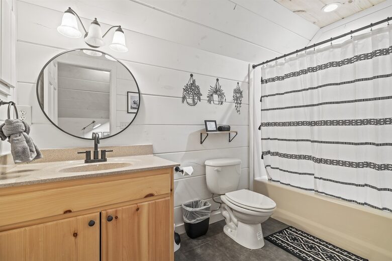 Hatley Pointe Ski Retreat with Private Theater, Hot Tub & Game Room - Mars Hill, North Carolina