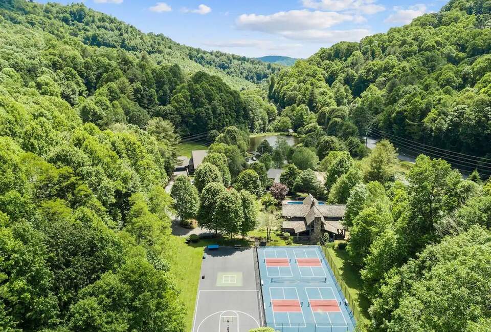 Hatley Pointe Ski Retreat with Private Theater, Hot Tub & Game Room - Mars Hill, North Carolina