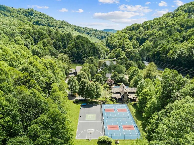 Hatley Pointe Ski Retreat with Private Theater, Hot Tub & Game Room - Mars Hill, North Carolina