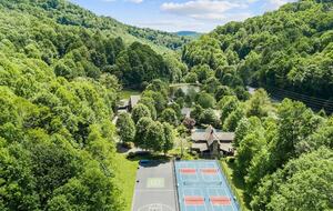 Hatley Pointe Ski Retreat with Private Theater, Hot Tub & Game Room - Mars Hill, North Carolina