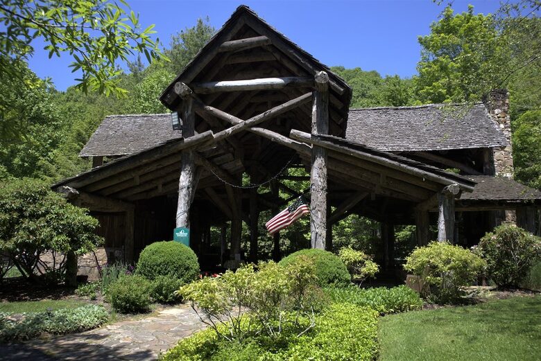 Hatley Pointe Ski Retreat with Private Theater, Hot Tub & Game Room - Mars Hill, North Carolina