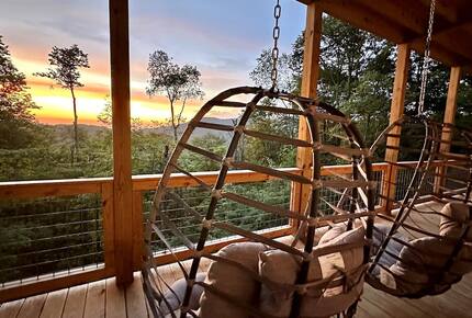 Hatley Pointe Ski Retreat with Private Theater, Hot Tub & Game Room - Mars Hill, North Carolina