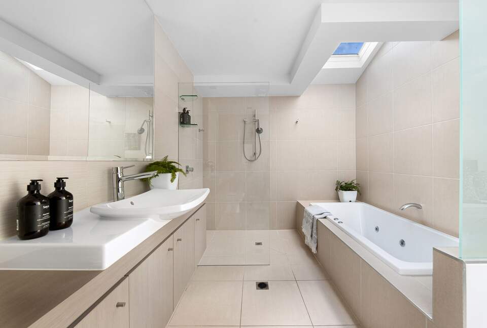 Stunning Duplex with Rooftop Terrace - Noosa, Australia