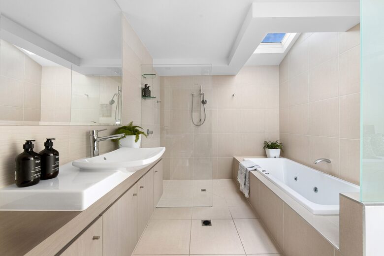 Stunning Duplex with Rooftop Terrace - Noosa, Australia