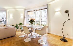 Elegant Apartment by Champs-Élysées & Arc de Triomphe - Paris, France