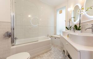 Elegant Apartment by Champs-Élysées & Arc de Triomphe - Paris, France