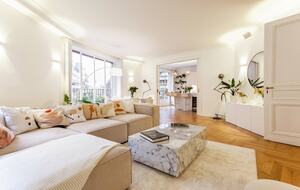 Elegant Apartment by Champs-Élysées & Arc de Triomphe - Paris, France