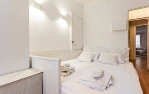 Elegant Apartment by Champs-Élysées & Arc de Triomphe - Paris, France