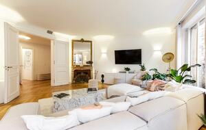 Elegant Apartment by Champs-Élysées & Arc de Triomphe - Paris, France