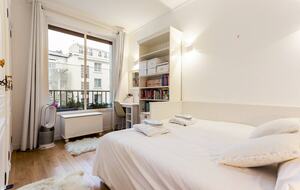 Elegant Apartment by Champs-Élysées & Arc de Triomphe - Paris, France