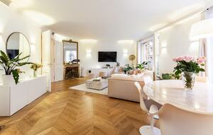 Elegant Apartment by Champs-Élysées & Arc de Triomphe - Paris, France