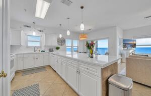 Gulf Breeze Penthouse | Beachfront Luxury in Destin - Destin, Florida