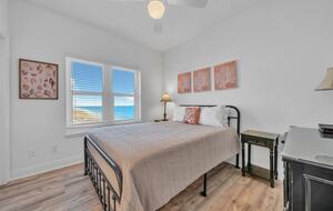 Gulf Breeze Penthouse | Beachfront Luxury in Destin - Destin, Florida