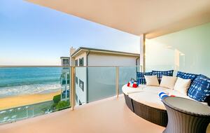 Top-Floor Retreat Overlooking Malibu Shores - Malibu, California