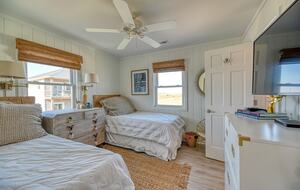 Second floor sound side bedroom/twin beds