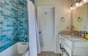 Second floor Jack 'n Jill bath with tub/shower