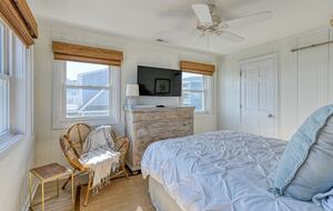 Second floor oceanfront bedroom/Queen bed