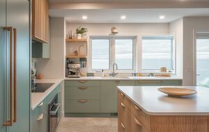Chef's kitchen with large kitchen island