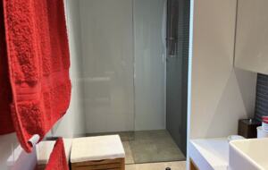 Ensuite for bedroom on middle level