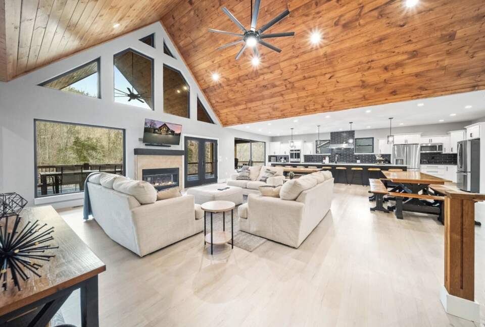 Wakes N Shades | Sleeps 38 - Lafollette, Tennessee