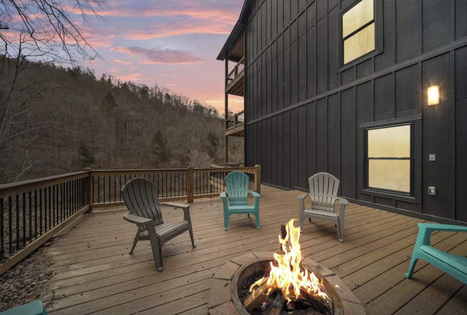 Wakes N Shades | Sleeps 38 - Lafollette, Tennessee