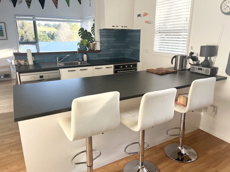 Cute Cottage | Walk to Stunning Beach Cove - Waiheke Island, New Zealand