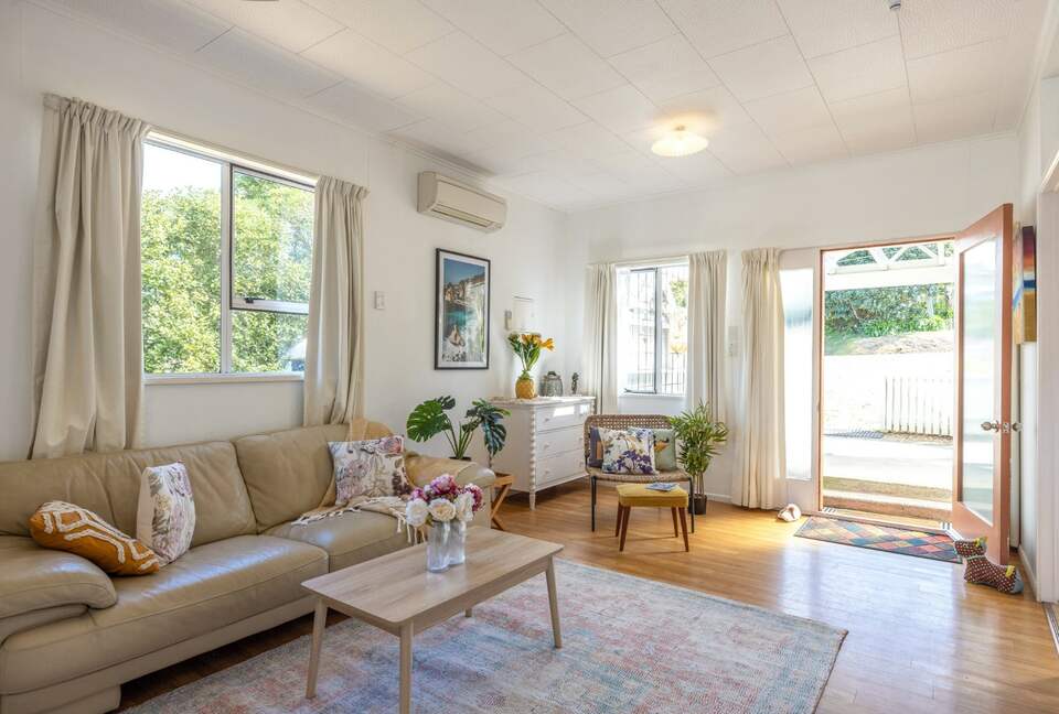 Cute Cottage | Walk to Stunning Beach Cove - Waiheke Island, New Zealand