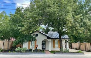 The Lone Star Bungalow - Georgetown, Texas