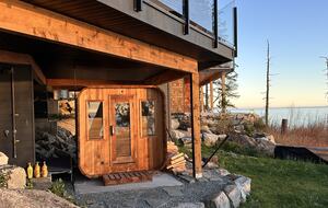 Sauna and outdoor shower (with hot water)