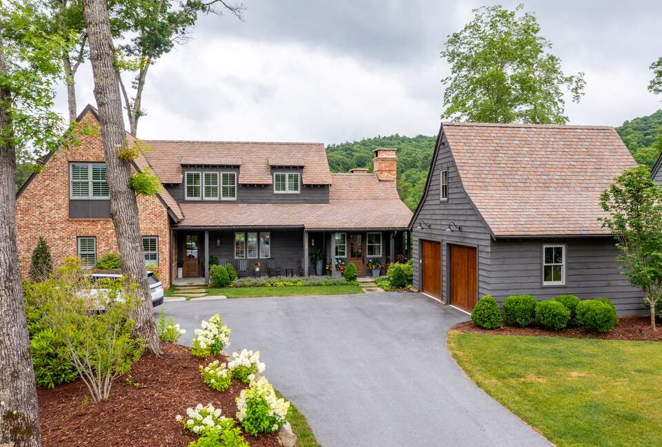 Two Moon | Elegant Mountain Home with Great Community Amenities - Cashiers, North Carolina