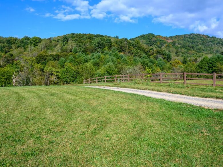 Idyllic Mountain by AvantStay | Outdoor Living - Asheville, North Carolina
