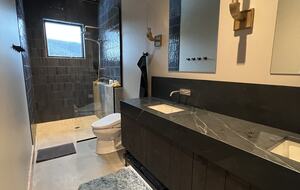 Ski In /Ski Out Modern Chalet - Penticton, Canada