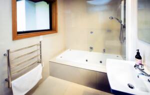 That Wanaka Tree House | BEST Lake Front Location - Wānaka, New Zealand