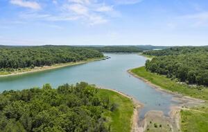 Lakeside Tranquility at Getaway Ranch - Theodosia, Missouri