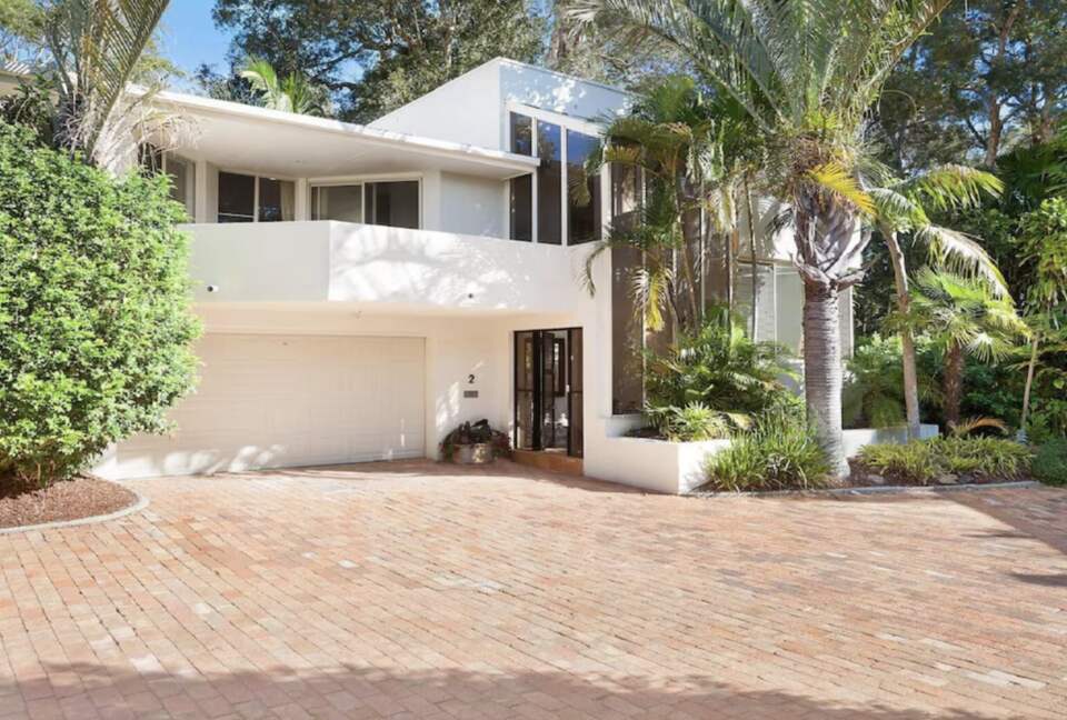 Stylish North Avoca Retreat, Steps from the Sand - North Avoca, Australia