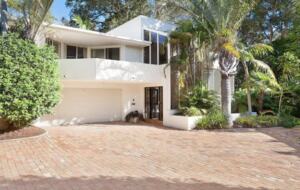 Stylish North Avoca Retreat, Steps from the Sand - North Avoca, Australia