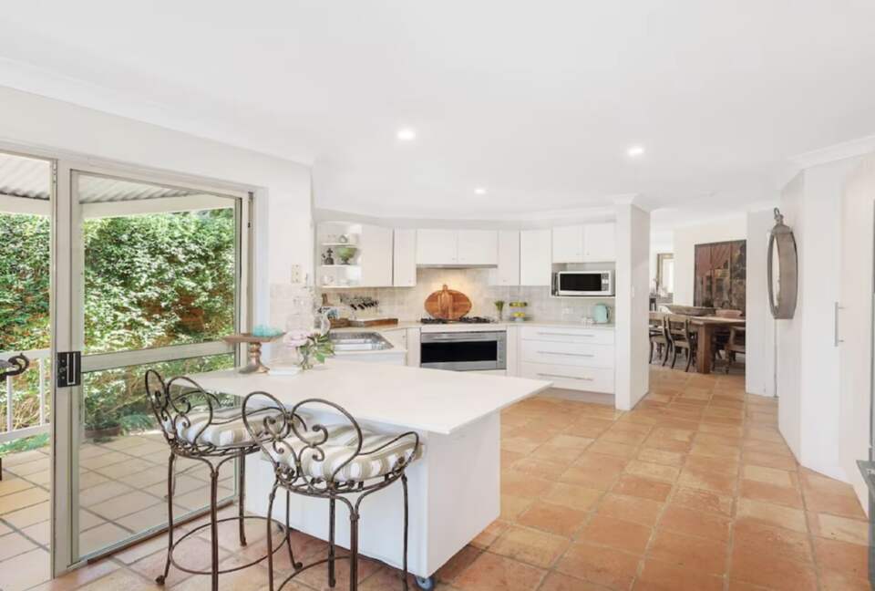 Stylish North Avoca Retreat, Steps from the Sand - North Avoca, Australia