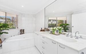 Stylish North Avoca Retreat, Steps from the Sand - North Avoca, Australia