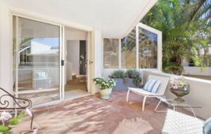 Stylish North Avoca Retreat, Steps from the Sand - North Avoca, Australia