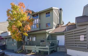 Stratton Mod Farmhouse Ski-In Retreat - Stratton, Vermont