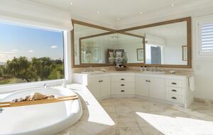 HIKIOI BATHROOM WITH A VIEW