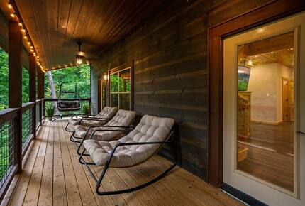 Dolly Parton Dream Cabin in the Smokies - Sevierville, Tennessee