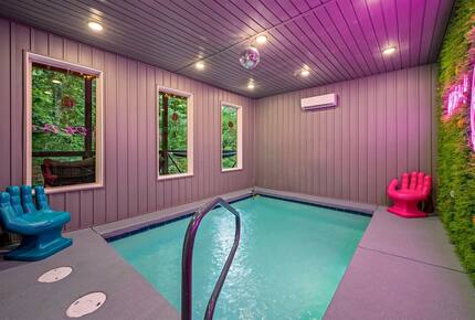 Dolly Parton Dream Cabin in the Smokies - Sevierville, Tennessee