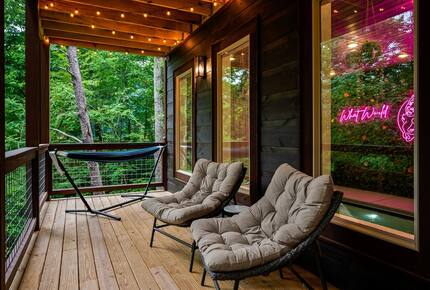 Dolly Parton Dream Cabin in the Smokies - Sevierville, Tennessee