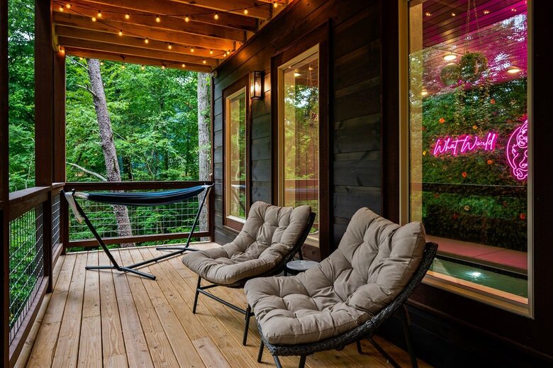 Dolly Parton Dream Cabin in the Smokies - Sevierville, Tennessee
