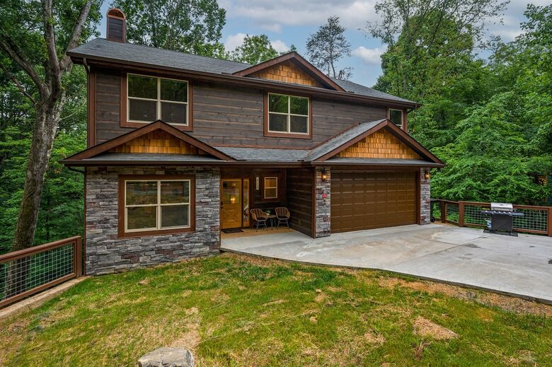 Dolly Parton Dream Cabin in the Smokies - Sevierville, Tennessee