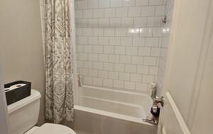 Upstairs Full Bathroom