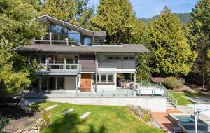 Iconic Mid-Century Modern Retreat in West Vancouver - West Vancouver, Canada