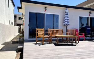 Cozy Oceanfront Getaway | Steps to the Beach - Oceanside, California